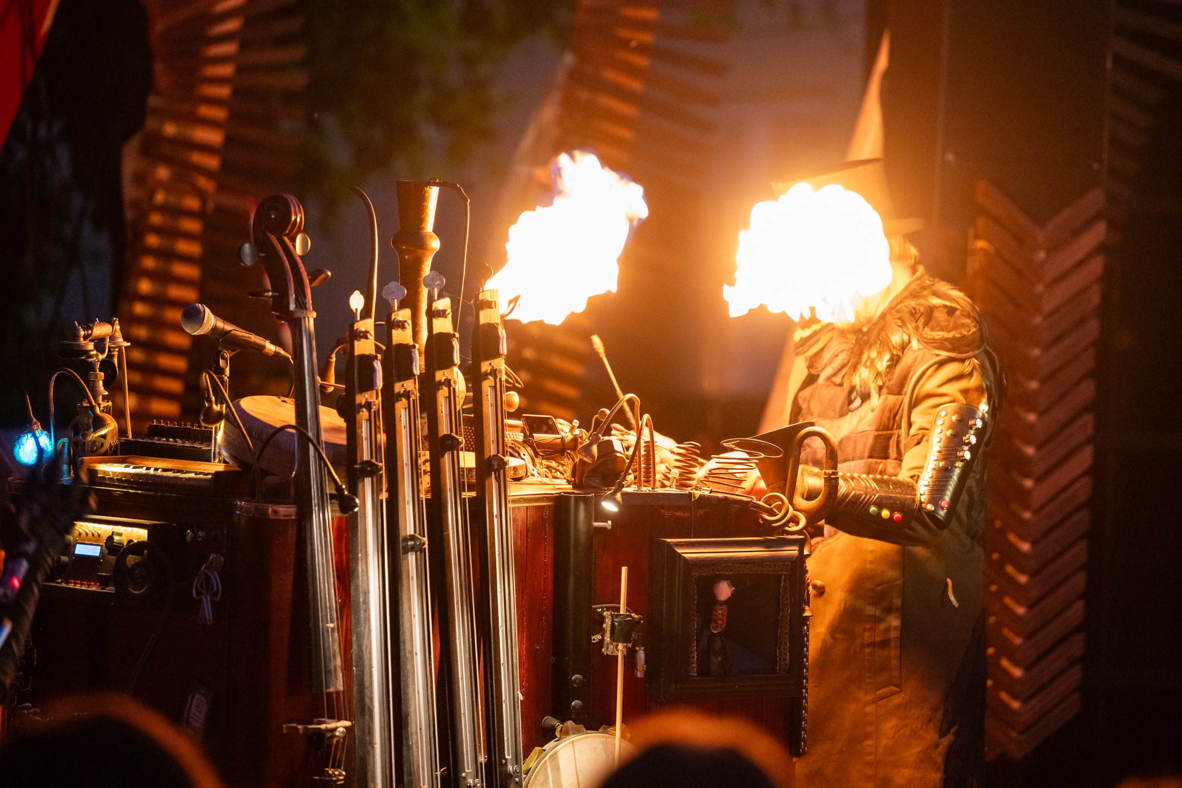 Tromleorkestret's music machine breathing fire on stage at Byggefestivalen